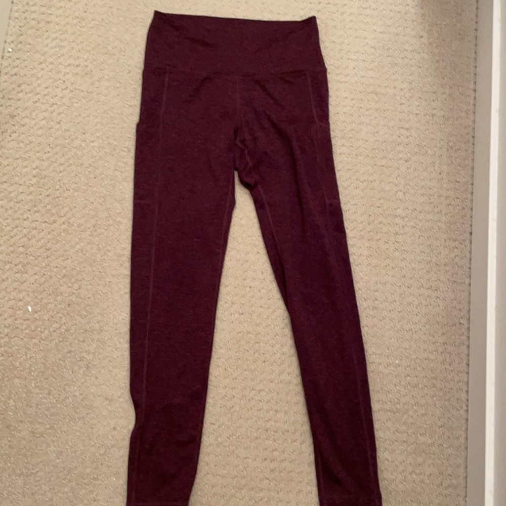 Burgundy leggings with side pockets.